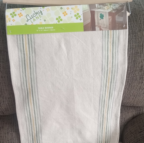 St. Patrick's day clover Shamrock farmhouse rustic burlap fringes table runner - Picture 2 of 2